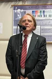 dr. Szabó Zoltán kuratóriumi elnök, Magyar és Egyetemes Kultúra Lovagja, alapító lovag, polgármester emeritus